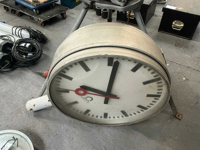 Dubbelzijdige ronde stationsklok mobatime klok - afbeelding 5 van  8