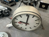 Dubbelzijdige ronde stationsklok mobatime klok - afbeelding 5 van  8