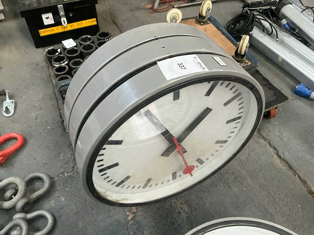 Dubbelzijdige ronde stationsklok - afbeelding 2 van  3