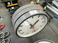 Dubbelzijdige ronde stationsklok - afbeelding 2 van  3