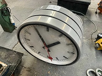 Dubbelzijdige ronde stationsklok - afbeelding 3 van  3