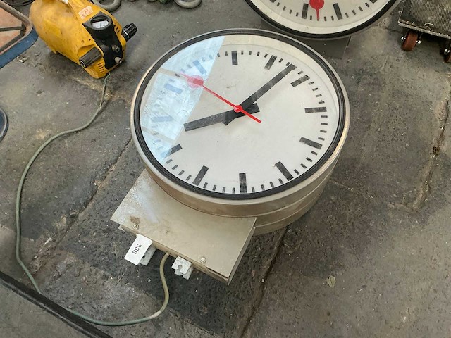 Dubbelzijdige ronde stationsklok - afbeelding 1 van  4