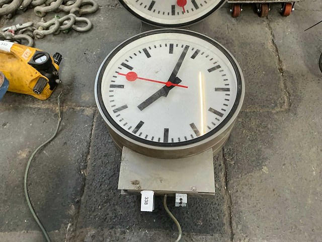 Dubbelzijdige ronde stationsklok - afbeelding 2 van  4