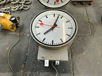 Dubbelzijdige ronde stationsklok - afbeelding 2 van  4