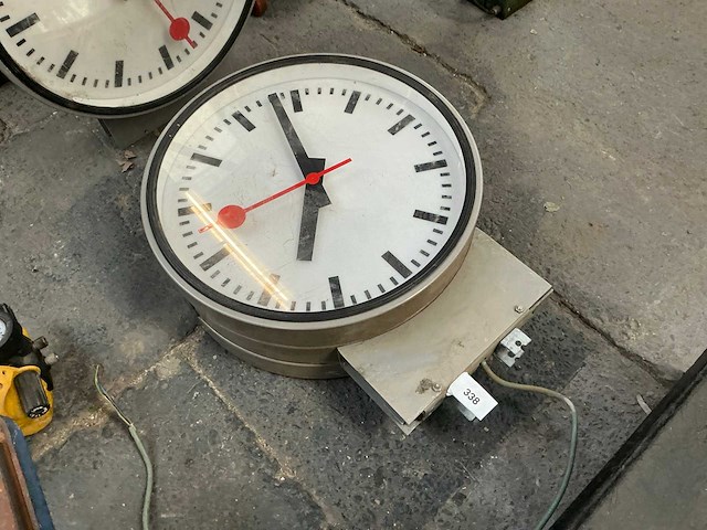 Dubbelzijdige ronde stationsklok - afbeelding 3 van  4