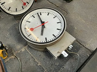 Dubbelzijdige ronde stationsklok - afbeelding 3 van  4
