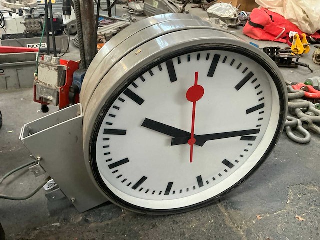 Dubbelzijdige ronde stationsklok - afbeelding 4 van  4