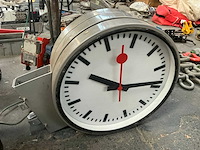 Dubbelzijdige ronde stationsklok - afbeelding 4 van  4