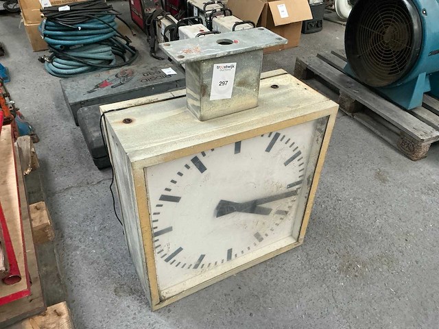 Dubbelzijdige vierkante stationsklok - afbeelding 2 van  5