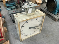 Dubbelzijdige vierkante stationsklok - afbeelding 2 van  5