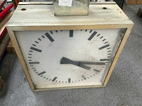 Dubbelzijdige vierkante stationsklok - afbeelding 3 van  5