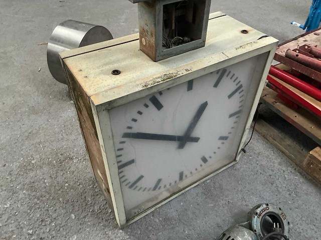 Dubbelzijdige vierkante stationsklok - afbeelding 4 van  5