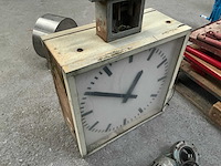 Dubbelzijdige vierkante stationsklok - afbeelding 4 van  5