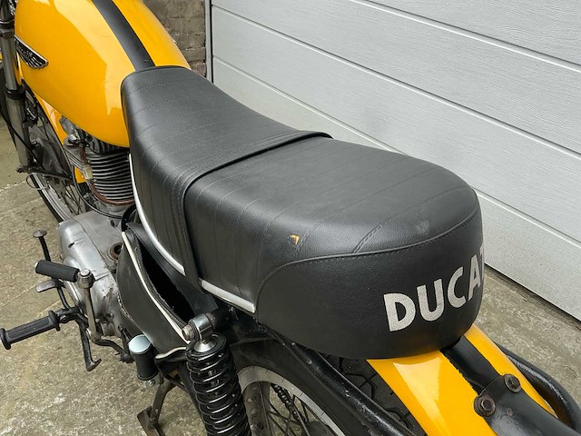 Ducati 250 road motorfiets 1973 - afbeelding 3 van  25