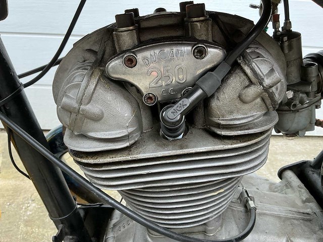Ducati 250 road motorfiets 1973 - afbeelding 17 van  25