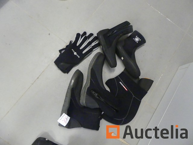 Duikuitrusting; slippers, handschoenen, capuchon man aqualoung - afbeelding 2 van  2