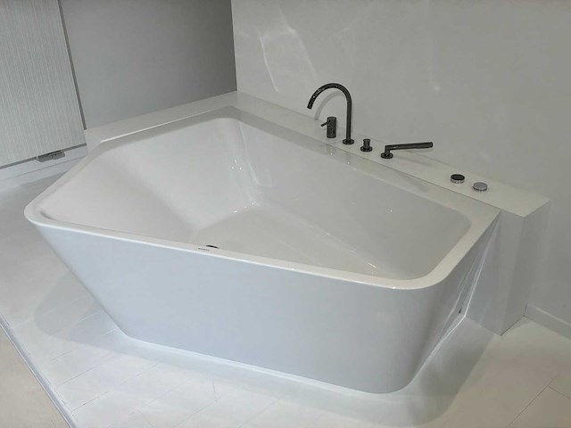 Duravit palova bad met dornbracht handdouche - afbeelding 1 van  9