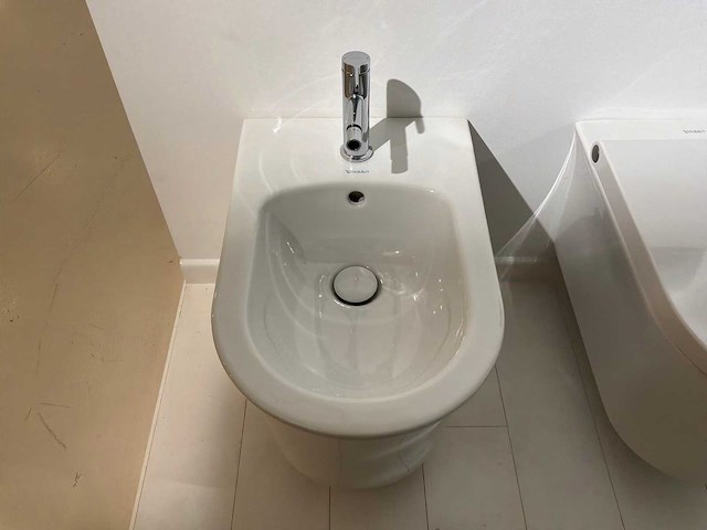 Duravit white tulip hangbidet met axor mengkraan - afbeelding 2 van  5