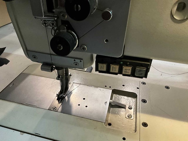 Dürkopp adler - naaimachine voor leder en auto interieur - afbeelding 2 van  11