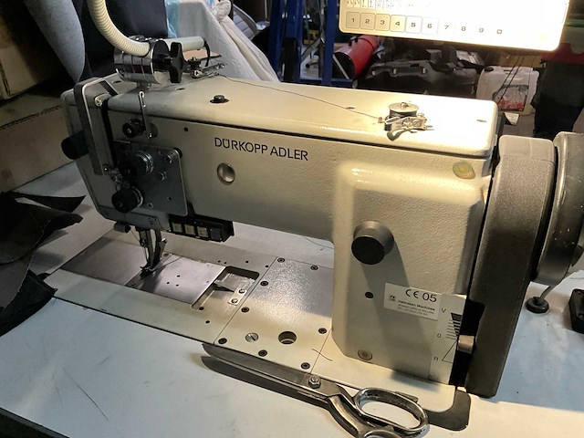 Dürkopp adler - naaimachine voor leder en auto interieur - afbeelding 9 van  11