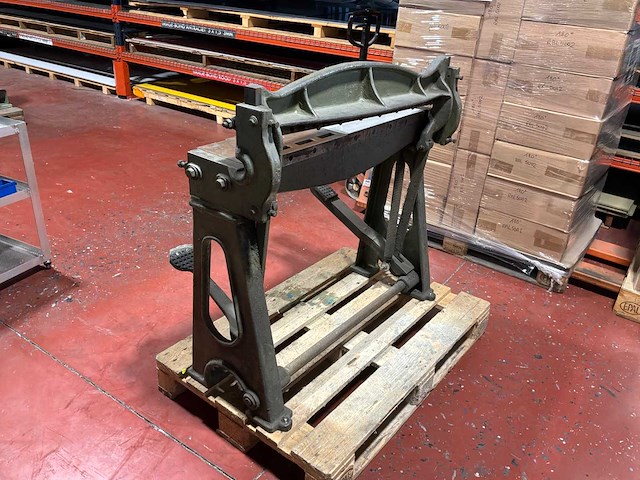 Edwards voetbediend plaatsnijmachine manueel - afbeelding 2 van  5