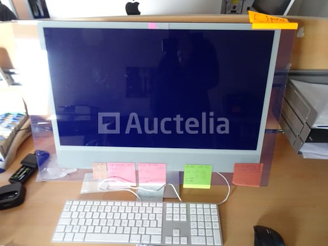 Een apple alles-in-één computer met een apple-toetsenbord - afbeelding 1 van  2
