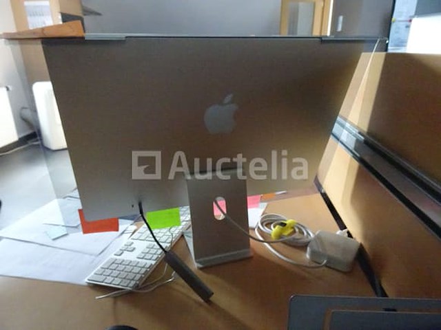 Een apple alles-in-één computer met een apple-toetsenbord - afbeelding 2 van  2