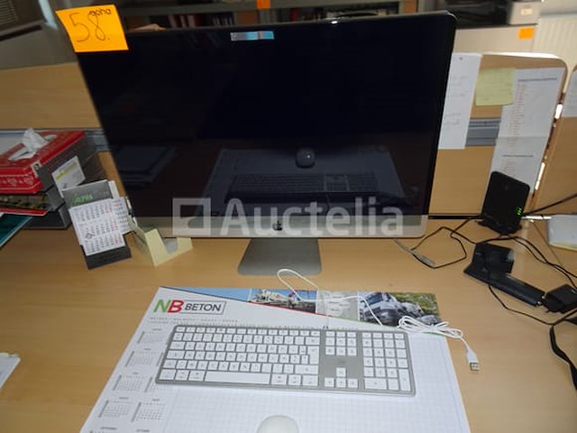 Een apple alles-in-één computer met een apple-toetsenbord - afbeelding 1 van  4
