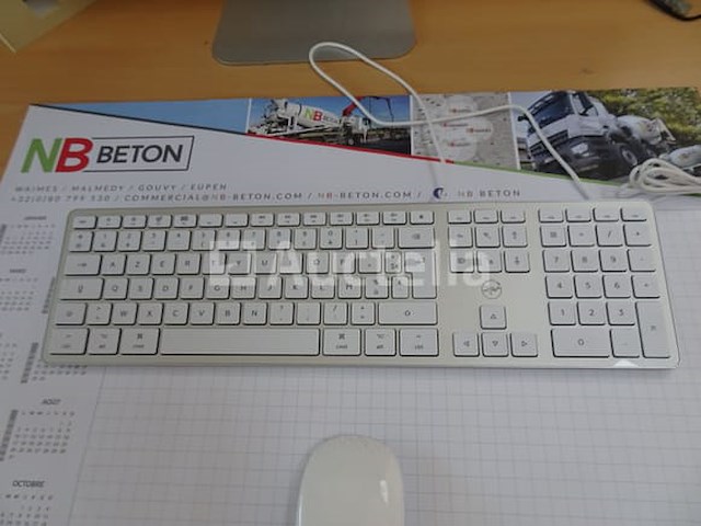 Een apple alles-in-één computer met een apple-toetsenbord - afbeelding 3 van  4