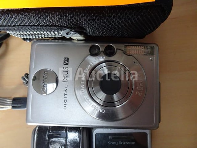 Een canon digitale camera en twee sony- en nokia-telefoons - afbeelding 1 van  3
