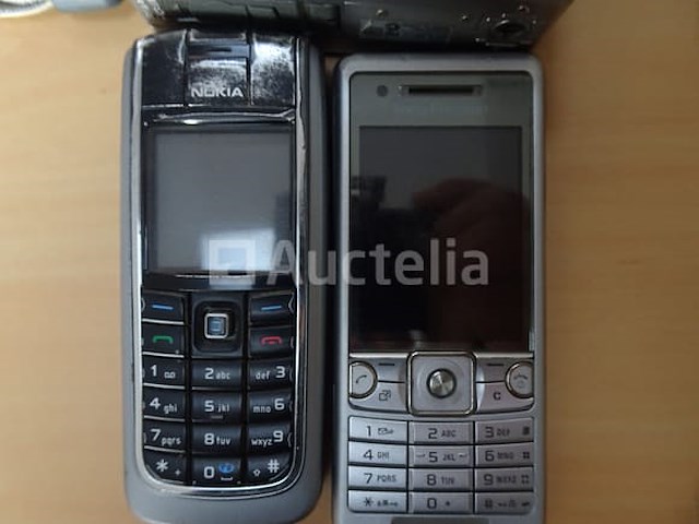 Een canon digitale camera en twee sony- en nokia-telefoons - afbeelding 2 van  3