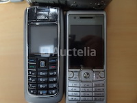 Een canon digitale camera en twee sony- en nokia-telefoons - afbeelding 2 van  3