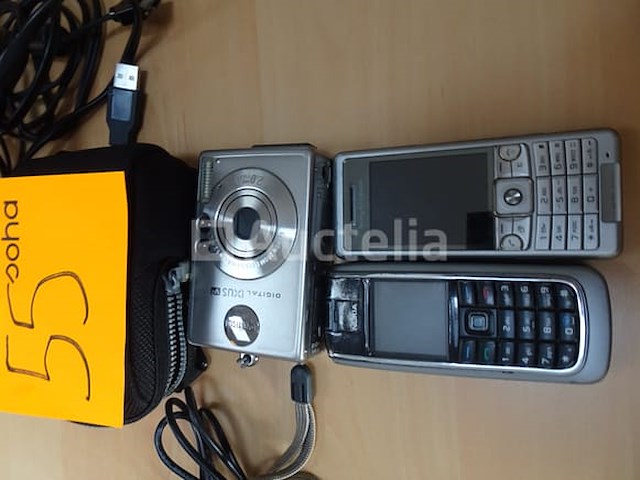 Een canon digitale camera en twee sony- en nokia-telefoons - afbeelding 3 van  3