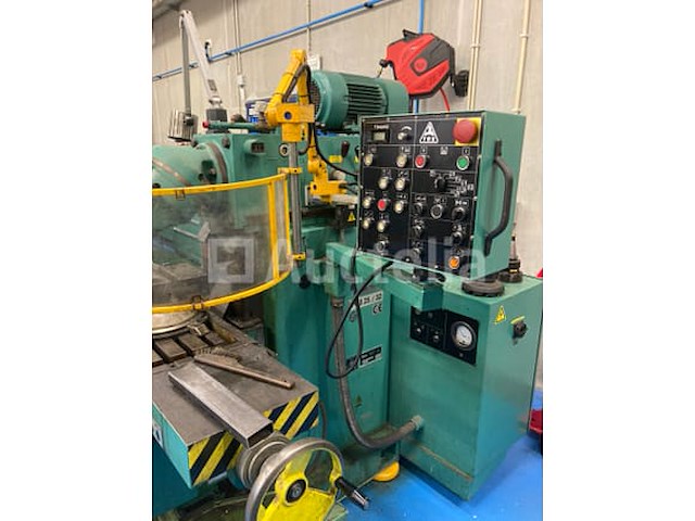 Een freesmachine en bijbehorende accessoires - afbeelding 2 van  5