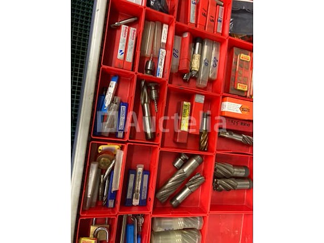 Een freesmachine en bijbehorende accessoires - afbeelding 5 van  5