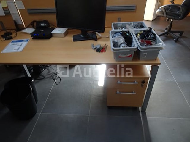 Een set kantoormeubilair - afbeelding 1 van  10