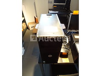 Een tafel en 4 stoelen, 3 computertorens, 2 toetsenborden, bureaubatterij, multi-sockets, 1 scherm - afbeelding 2 van  6