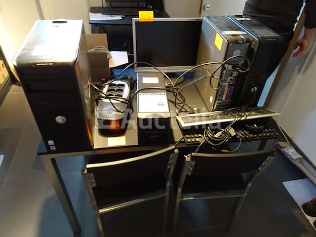 Een tafel en 4 stoelen, 3 computertorens, 2 toetsenborden, bureaubatterij, multi-sockets, 1 scherm - afbeelding 3 van  6