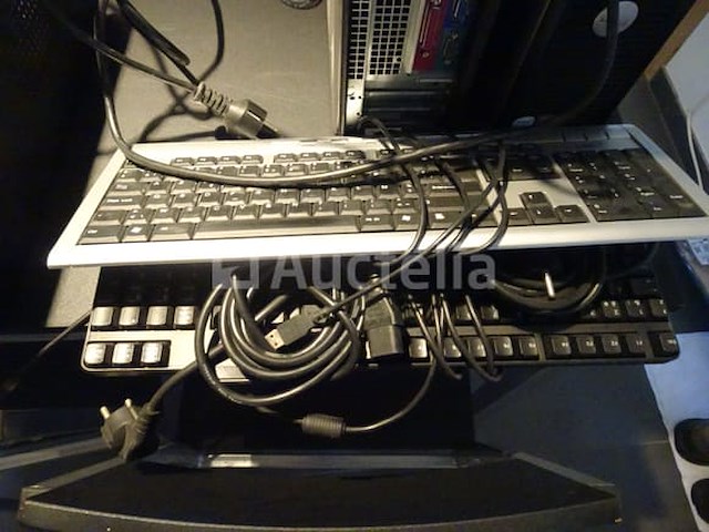 Een tafel en 4 stoelen, 3 computertorens, 2 toetsenborden, bureaubatterij, multi-sockets, 1 scherm - afbeelding 4 van  6