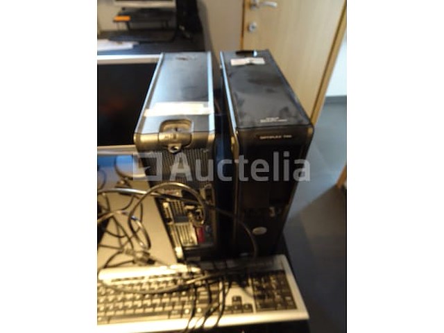 Een tafel en 4 stoelen, 3 computertorens, 2 toetsenborden, bureaubatterij, multi-sockets, 1 scherm - afbeelding 5 van  6