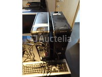 Een tafel en 4 stoelen, 3 computertorens, 2 toetsenborden, bureaubatterij, multi-sockets, 1 scherm - afbeelding 5 van  6