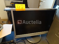 Een tafel en 4 stoelen, 3 computertorens, 2 toetsenborden, bureaubatterij, multi-sockets, 1 scherm - afbeelding 6 van  6