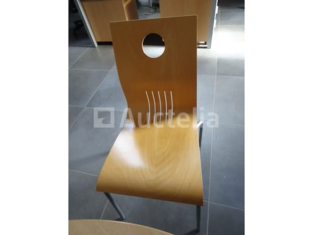 Een tafel en 4 stoelen, 3 computertorens, 2 toetsenborden, bureaubatterij, multi-sockets, 1 scherm - afbeelding 1 van  4