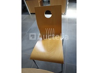 Een tafel en 4 stoelen, 3 computertorens, 2 toetsenborden, bureaubatterij, multi-sockets, 1 scherm - afbeelding 1 van  4