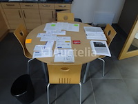 Een tafel en 4 stoelen, 3 computertorens, 2 toetsenborden, bureaubatterij, multi-sockets, 1 scherm - afbeelding 2 van  4