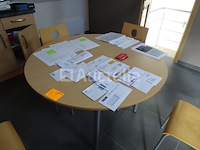 Een tafel en 4 stoelen, 3 computertorens, 2 toetsenborden, bureaubatterij, multi-sockets, 1 scherm - afbeelding 3 van  4