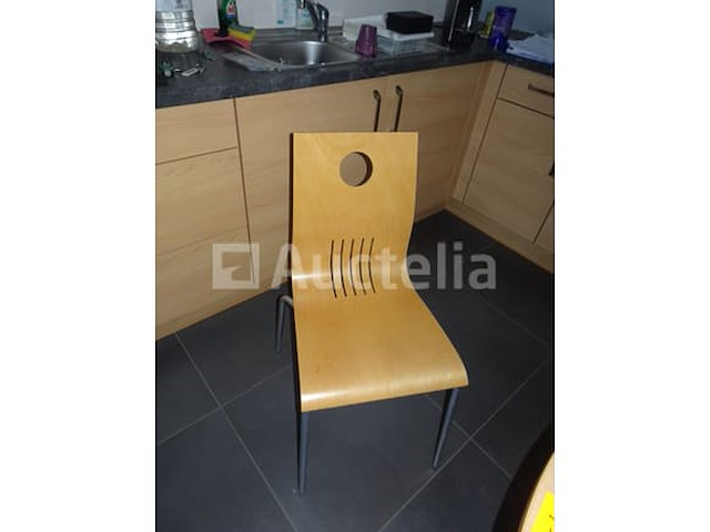Een tafel en 4 stoelen, 3 computertorens, 2 toetsenborden, bureaubatterij, multi-sockets, 1 scherm - afbeelding 4 van  4