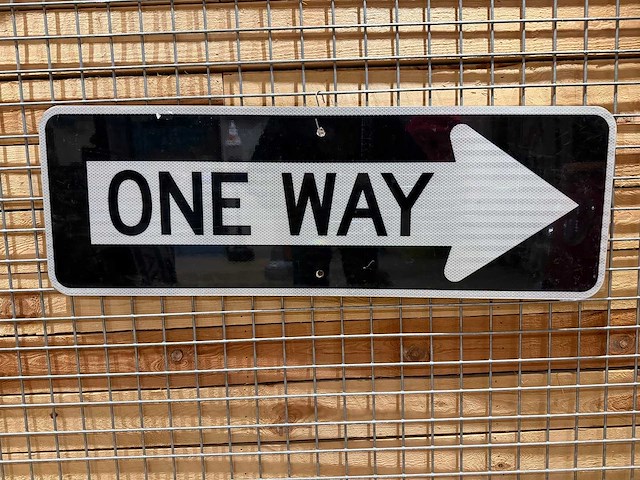 Eenrichtingsverkeersbord zwart - decoratief object - afbeelding 1 van  2