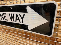 Eenrichtingsverkeersbord zwart - decoratief object - afbeelding 2 van  2