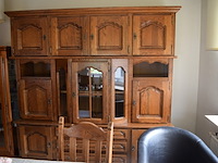 Eetkamer bestaande uit wandkast, tafel en 6 stoelen
